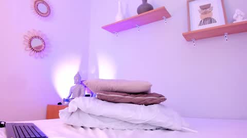 Snapshot of moll1e_ chatting on March 6, 3:24 pm M o L l i E online show from March 6, 3:24 pm