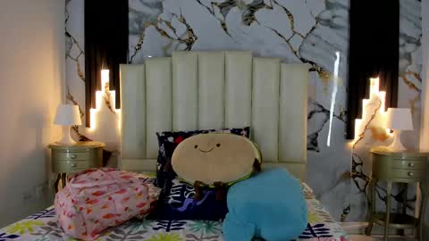 Snapshot of molliebue1 chatting on October 8, 12:33 pm Hey Guys Im Mollie online show from October 8, 12:33 pm