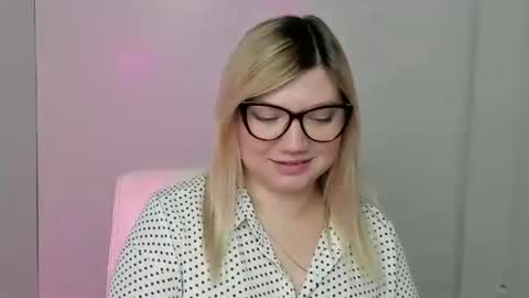 Snapshot of molly_moree chatting on October 13, 12:29 pm Molly online show from October 13, 12:29 pm