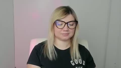 Snapshot of molly_moree chatting on October 3, 11:51 am Molly online show from October 3, 11:51 am