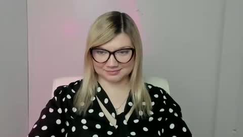 Snapshot of molly_moree chatting on October 9, 6:24 pm Molly online show from October 9, 6:24 pm