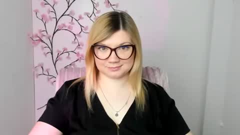 Molly online show from April 4, 12:01 pm