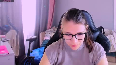  KIRA  online show from April 27, 3:04 am