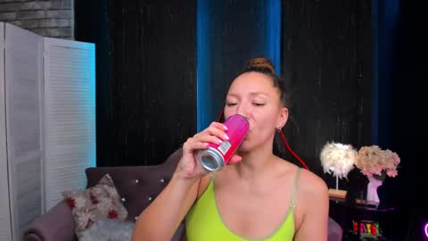 hi im Molly heregreat boobs big heart  warm pussy  online show from November 19, 1:27 am