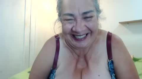Snapshot of mom_is_wet chatting on December 26, 5:47 am nativa online show from December 26, 5:47 am