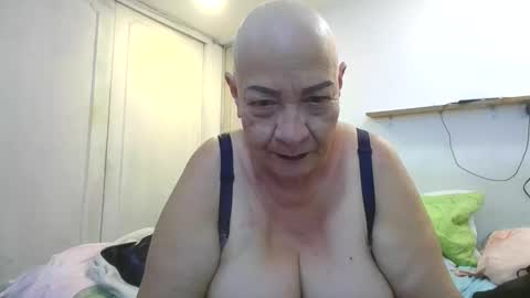 Snapshot of mom_is_wet chatting on September 19, 4:05 am nativa online show from September 19, 4:05 am
