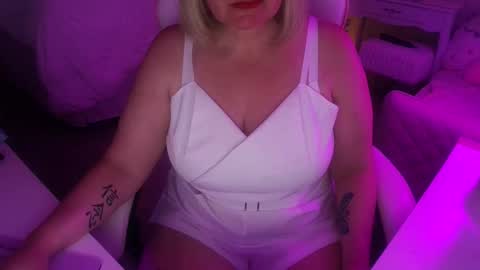 Mommy Julia online show from May 4, 11:06 am