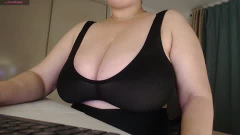 Snapshot of mommyissuess_ chatting on October 28, 4:46 am Daphne  online show from October 28, 4:46 am