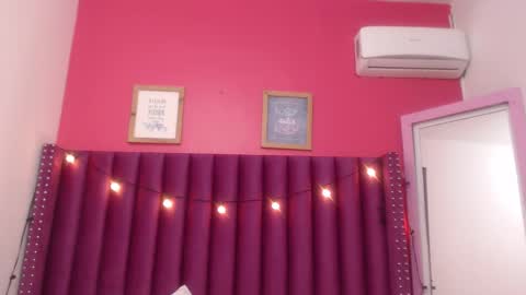 Snapshot of mommyissuess_ chatting on February 26, 6:40 am Daphne  online show from February 26, 6:40 am