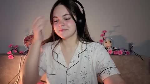 Momo online show from March 8, 4:22 pm