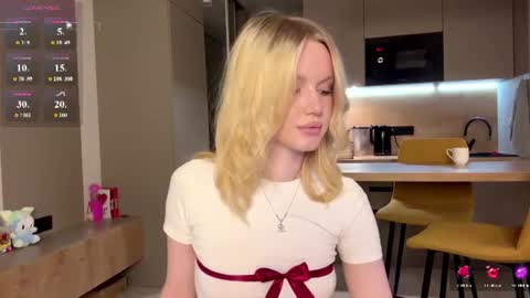 moonavellle_ online show from June 22, 9:22 pm