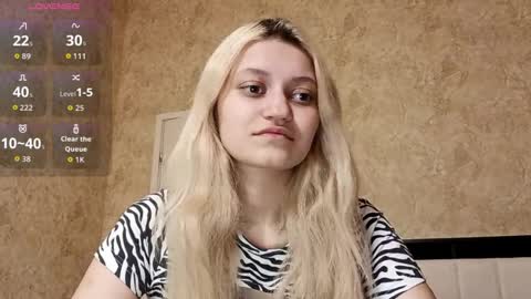 Eva is here now  help me get 50 thumbs up pls  online show from March 29, 9:16 pm