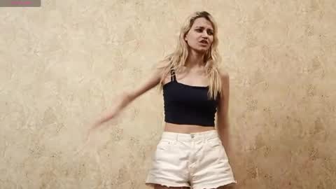 Eva is here now  help me get 50 thumbs up pls  online show from April 15, 7:58 pm