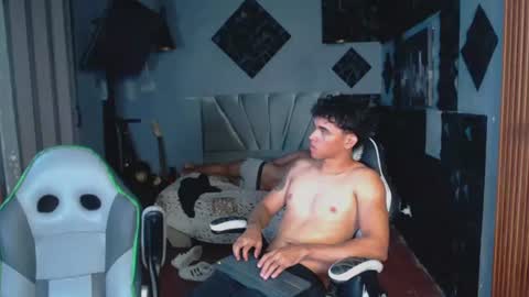 mr_mois online show from June 24, 6:53 am
