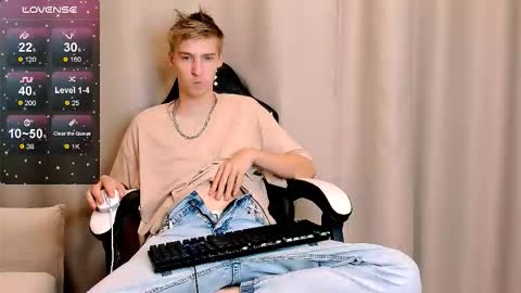 Snapshot of mrsexycum4u chatting on October 7, 10:28 pm Adam online show from October 7, 10:28 pm