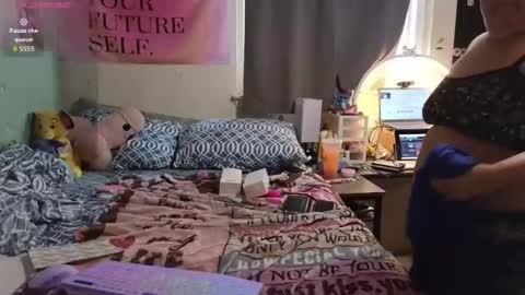 mslindzz online show from January 11, 6:25 pm