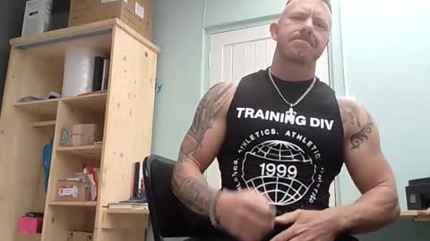 muscledaddy69s online show from May 22, 8:43 am