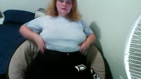 Snapshot of mushymummy000 chatting on October 21, 12:43 pm mushymummy000 online show from October 21, 12:43 pm