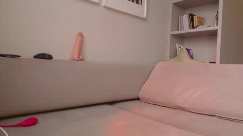 Hannah  welcome  online show from March 1, 12:34 pm