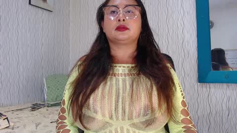 Snapshot of nadiawhite_ chatting on February 2, 10:13 am Nadia online show from February 2, 10:13 am