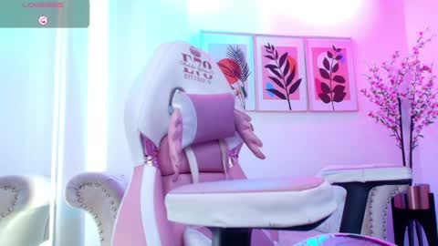 nahomi_velmont online show from May 1, 9:09 pm