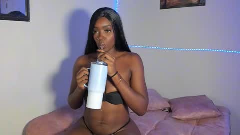 Nahomy  online show from March 2, 10:38 pm