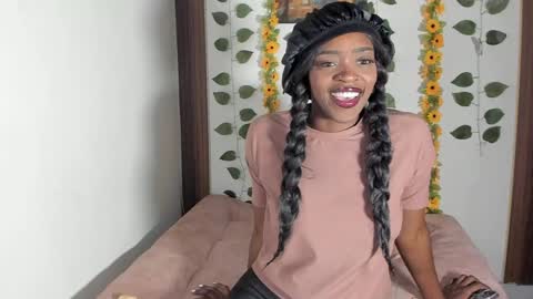Nahomy  online show from May 10, 3:35 am