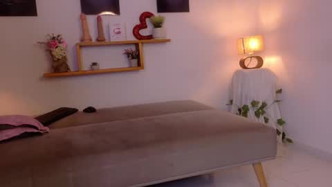 nairagold_ online show from May 16, 1:46 am