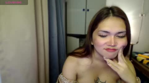 Snapshot of naisha143 chatting on October 6, 10:27 pm MARY MAE online show from October 6, 10:27 pm