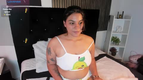 Snapshot of nanny_cute chatting on October 19, 3:22 am NANY online show from October 19, 3:22 am