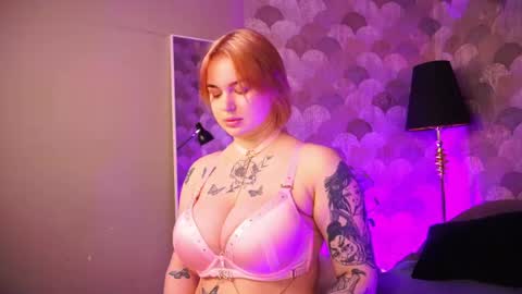 naomi_hotterr online show from May 30, 6:01 am
