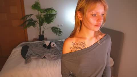 naomirosy online show from February 12, 9:51 pm