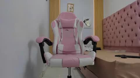 Snapshot of naomis_35 chatting on September 22, 8:24 pm naomis_35 online show from September 22, 8:24 pm