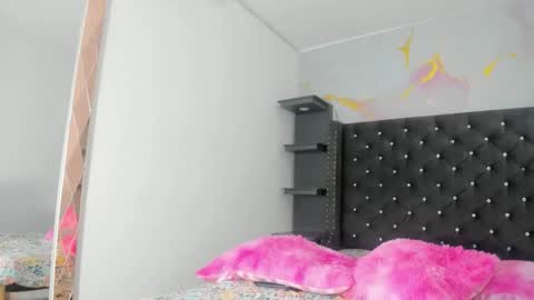 naomisaenz01 online show from April 14, 8:01 pm