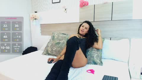 naoomi_cruz online show from April 9, 8:03 pm