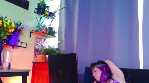 Em  please help me reach 100 thumbs up 3 online show from October 19, 10:25 pm