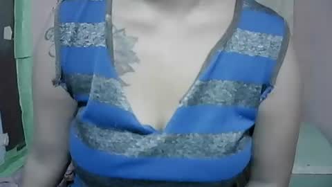 Snapshot of naughtymom_33 chatting on October 4, 7:39 am naughtymom_33 online show from October 4, 7:39 am