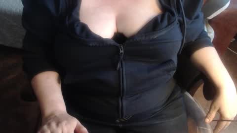 Snapshot of new_milf chatting on October 13, 1:35 pm Lilly online show from October 13, 1:35 pm