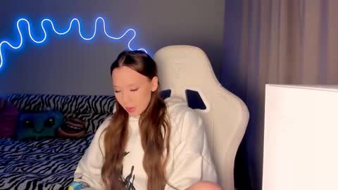 Mina online show from November 17, 1:13 pm