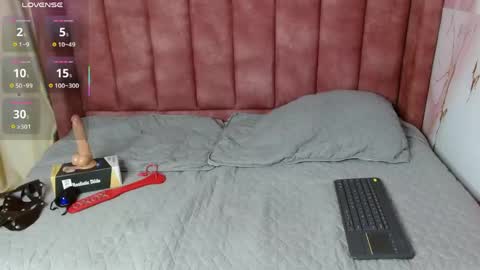 nia_thompsom online show from April 15, 1:36 pm