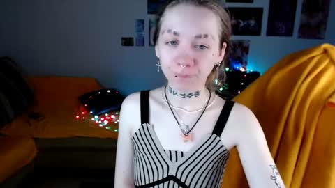nica_kawaii online show from May 12, 7:28 am