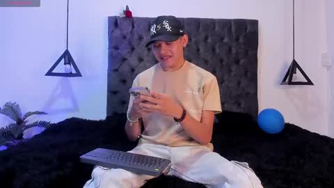 nico_saint_ online show from May 28, 11:41 am