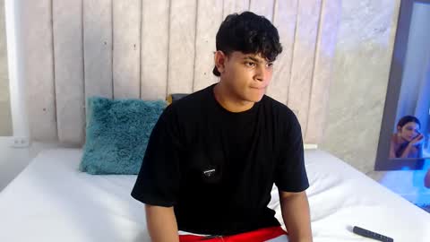 Snapshot of nicole_and_thiago chatting on March 8, 8:57 pm nicole_and_thiago online show from March 8, 8:57 pm