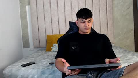 Snapshot of nicole_and_thiago chatting on January 27, 12:33 am nicole_and_thiago online show from January 27, 12:33 am