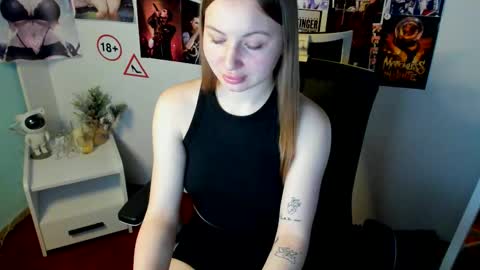 Snapshot of nicoledior_ chatting on October 13, 7:10 am Nicole online show from October 13, 7:10 am