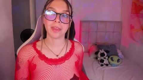 Nicol independent model online show from July 3, 10:36 pm