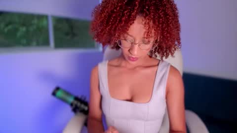 Snapshot of nicolle_sanchezz chatting on October 21, 9:29 pm online show from October 21, 9:29 pm