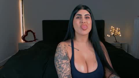 Niinarosee online show from October 24, 6:30 pm