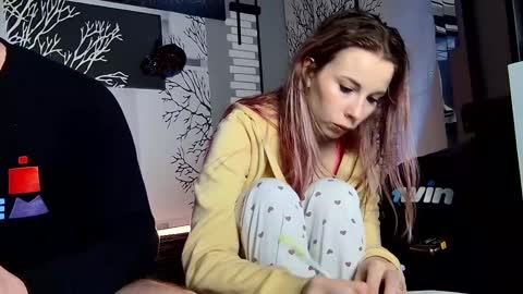 nikki7377 online show from March 4, 5:53 am