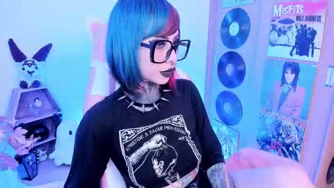 Nikki Ramone   online show from November 20, 10:18 pm